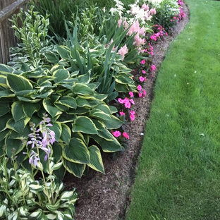 Geometrischer, Mittelgroßer, Halbschattiger Klassischer Garten im Frühling mit Natursteinplatten in Boston