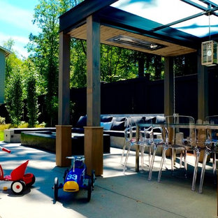 Geometrischer, Mittelgroßer, Halbschattiger Moderner Garten hinter dem Haus mit Kamin und Betonplatten in Seattle