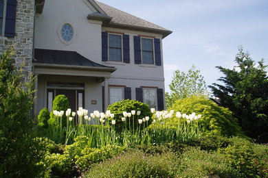 Design ideas for a traditional partial sun front yard landscaping in Philadelphia for spring.