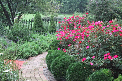 На фото: большой участок и сад на заднем дворе в классическом стиле с садовой дорожкой или калиткой и мощением клинкерной брусчаткой