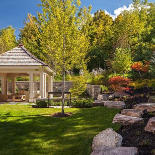 Foto di un giardino classico con un muro di contenimento
