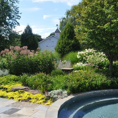 Photo of a traditional stone landscaping in Chicago.