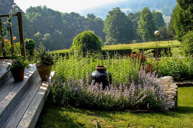 Стильный дизайн: огромный солнечный, весенний регулярный сад на заднем дворе в стиле кантри с хорошей освещенностью - последний тренд