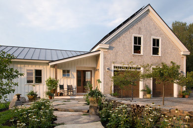Ejemplo de acceso privado moderno de tamaño medio en patio delantero con exposición total al sol y adoquines de piedra natural