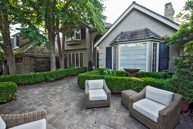 Design ideas for a mid-sized traditional courtyard concrete paver landscaping in Seattle.