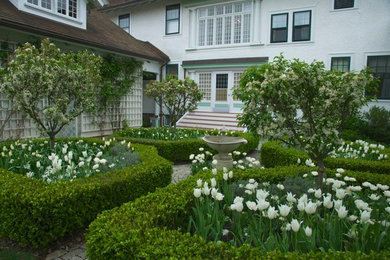 Inspiration for a traditional landscaping in Bridgeport.