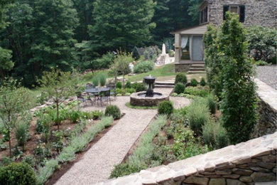 Imagen de jardín de secano tradicional de tamaño medio en patio lateral con fuente, exposición total al sol y gravilla