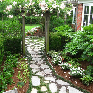 Esempio di un grande giardino chic esposto a mezz'ombra dietro casa in estate con un ingresso o sentiero e pavimentazioni in pietra naturale