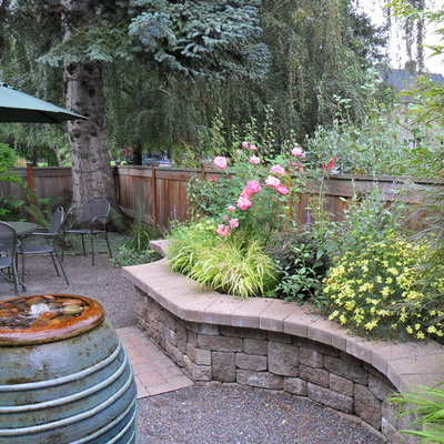 Inspiration for a traditional courtyard raised garden bed in Portland.