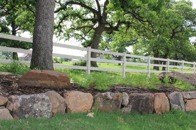 Geometrischer, Großer, Halbschattiger Klassischer Garten im Frühling mit Natursteinplatten in Dallas