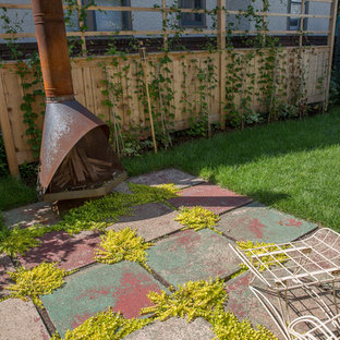Moderner Garten im Frühling, hinter dem Haus mit direkter Sonneneinstrahlung, Betonplatten und Kamin in Minneapolis