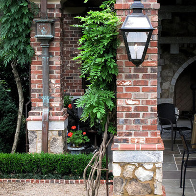 Inspiration for a large traditional courtyard landscaping in Louisville.