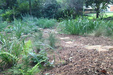 Foto di un grande giardino country esposto in pieno sole dietro casa in estate con un ingresso o sentiero e pavimentazioni in pietra naturale