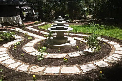Idée de décoration pour un jardin arrière avec un point d'eau, une exposition ensoleillée et des pavés en pierre naturelle.