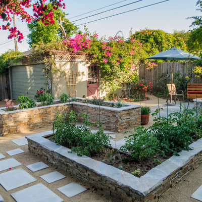 Design ideas for a mid-sized traditional partial sun backyard gravel landscaping in Los Angeles.