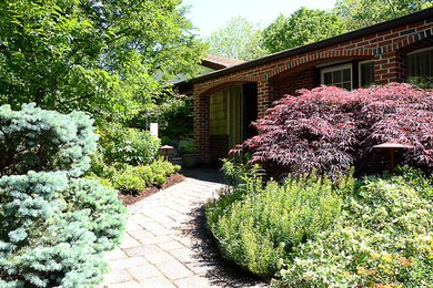 Diseño de jardín rústico de tamaño medio en verano en patio delantero con adoquines de ladrillo