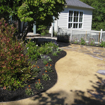 Curved bed in Contemporary Garden - replace lawn with decomposed granite