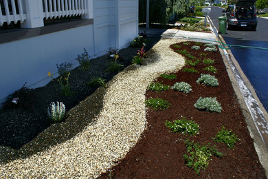 Design ideas for a contemporary side yard gravel driveway in Sacramento.