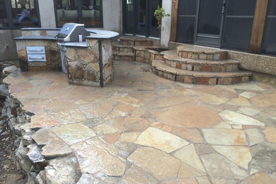 Foto de patio clásico de tamaño medio en patio trasero con brasero y adoquines de piedra natural