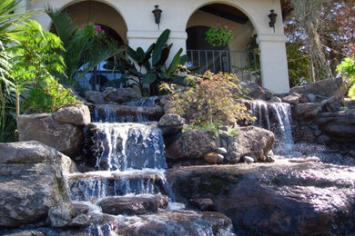 サクラメントにある広いコンテンポラリースタイルのおしゃれな前庭 (池、日向) の写真