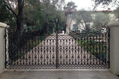 Photo of a front yard driveway in Los Angeles.
