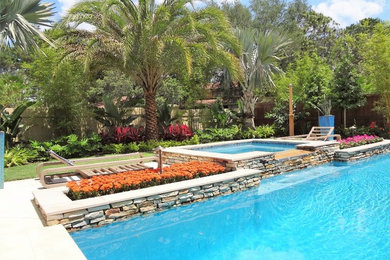 Mittelgroßer Moderner Garten im Frühling, hinter dem Haus mit Wasserspiel, direkter Sonneneinstrahlung und Natursteinplatten in Orlando