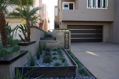 Пример оригинального дизайна: участок и сад на переднем дворе в стиле модернизм с подъездной дорогой и садовой дорожкой или калиткой