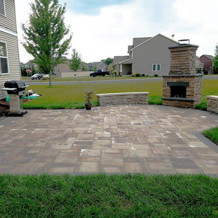 Mittelgroßer Klassischer Garten hinter dem Haus mit Kamin und Betonplatten in Minneapolis