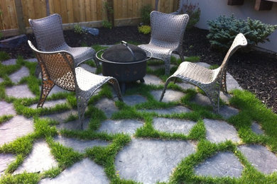 Design ideas for a traditional landscaping in Calgary.
