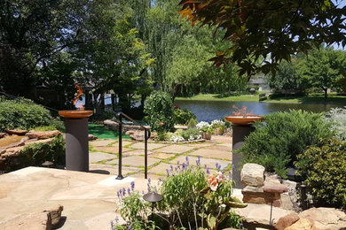 ダラスにあるトロピカルスタイルのおしゃれな庭 (ファイヤーピット、天然石敷き) の写真