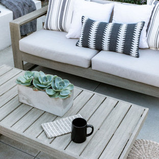 Mittelgroße Moderne Gartenkamin mit Betonplatten in Orange County