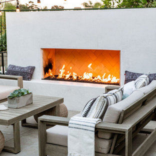 Moderner Garten mit Kamin in Orange County