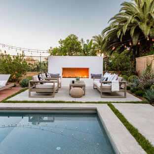 Mittelgroßer Moderner Garten mit Kamin und Betonplatten in Orange County