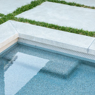 Mittelgroße Moderne Gartenkamin mit Betonplatten in Orange County