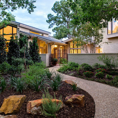 This is an example of a traditional front yard landscaping in Dallas.