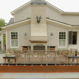 Mittelgroßer Moderner Garten hinter dem Haus mit Sportplatz, Kamin und Natursteinplatten in Atlanta