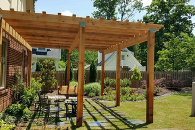 Foto de jardín de estilo americano de tamaño medio en verano en patio trasero con exposición total al sol, jardín francés y mantillo