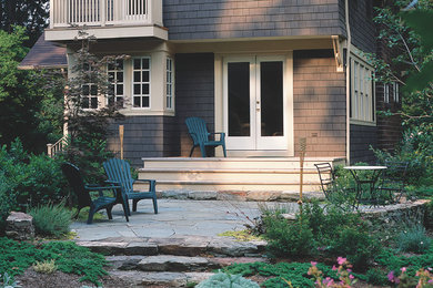 Klassischer Garten hinter dem Haus mit Natursteinplatten in New York