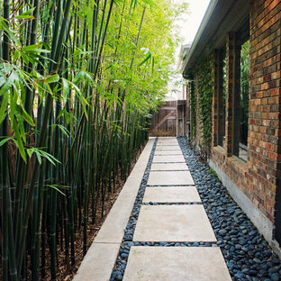 Ejemplo de jardín camino de entrada, minimalista, de tamaño medio, en primavera, en patio lateral, con exposición parcial al sol y adoquines de hormigón