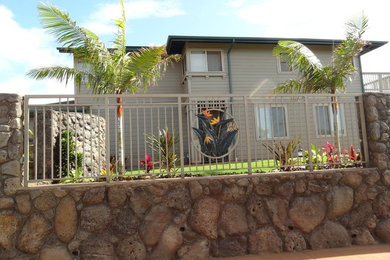ハワイにある中くらいなトロピカルスタイルのおしゃれな裏庭の写真