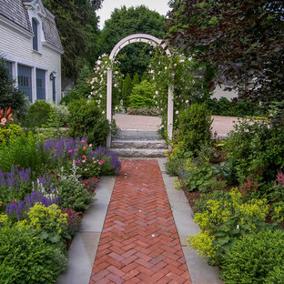 Esempio di un giardino formale tradizionale esposto in pieno sole di medie dimensioni e in cortile con pavimentazioni in mattoni