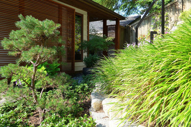 Ejemplo de camino de jardín actual de tamaño medio en verano en patio delantero con jardín francés, exposición parcial al sol y adoquines de hormigón
