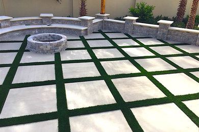 Patio - small tropical courtyard patio idea in Orlando
