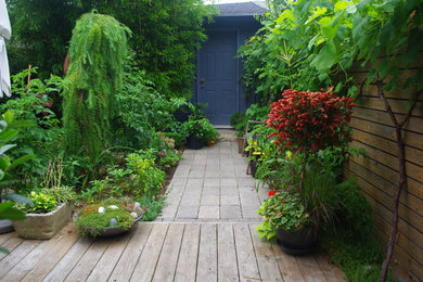 This is an example of a contemporary landscaping in Toronto.
