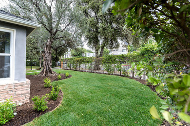 Design ideas for a mid-sized full sun front yard mulch outdoor sport court in Los Angeles for summer.