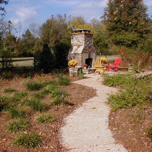Mittelgroßer Klassischer Garten im Herbst, hinter dem Haus mit direkter Sonneneinstrahlung, Mulch und Kamin in Jackson