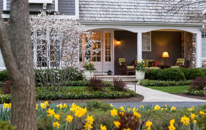 10 Essentials for a Welcoming Front Porch