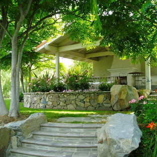 Schattiger Klassischer Garten hinter dem Haus mit Kamin in San Diego