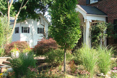 Diseño de camino de jardín clásico de tamaño medio en patio delantero con jardín francés, exposición parcial al sol y adoquines de piedra natural