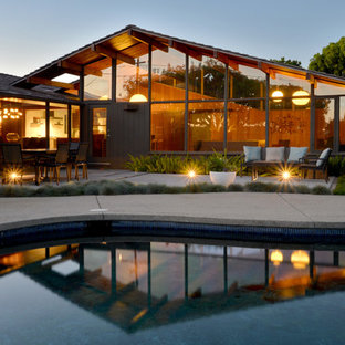 Kleine Mid-Century Gartenkamin hinter dem Haus mit direkter Sonneneinstrahlung in San Diego